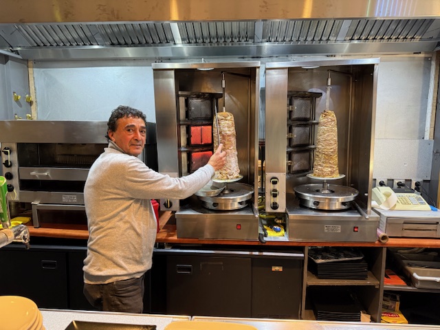 Chef bereidt shoarma